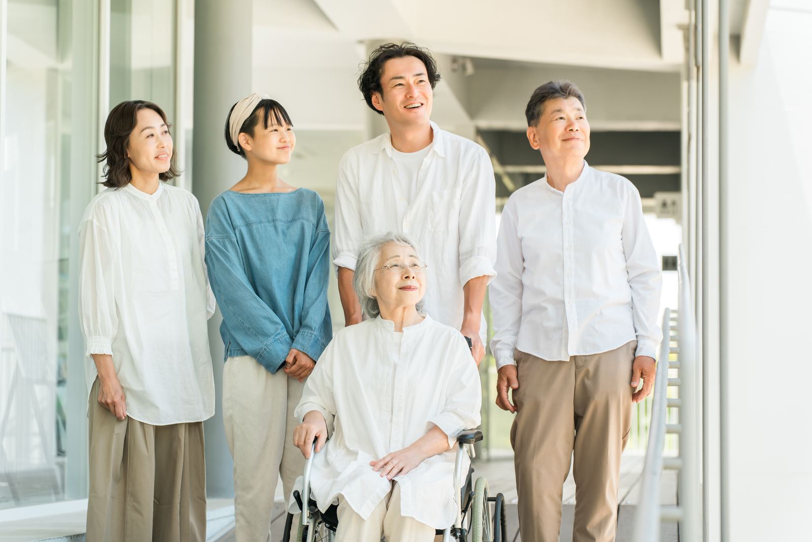 三世代の家族が並んで微笑む様子