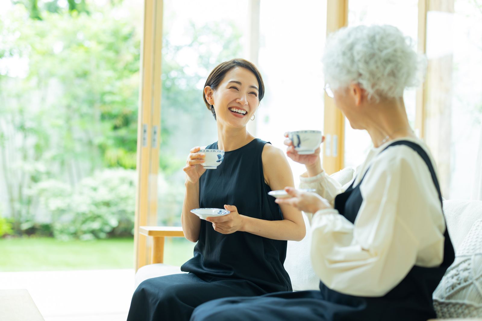 お茶を飲みながら談笑する母と娘
